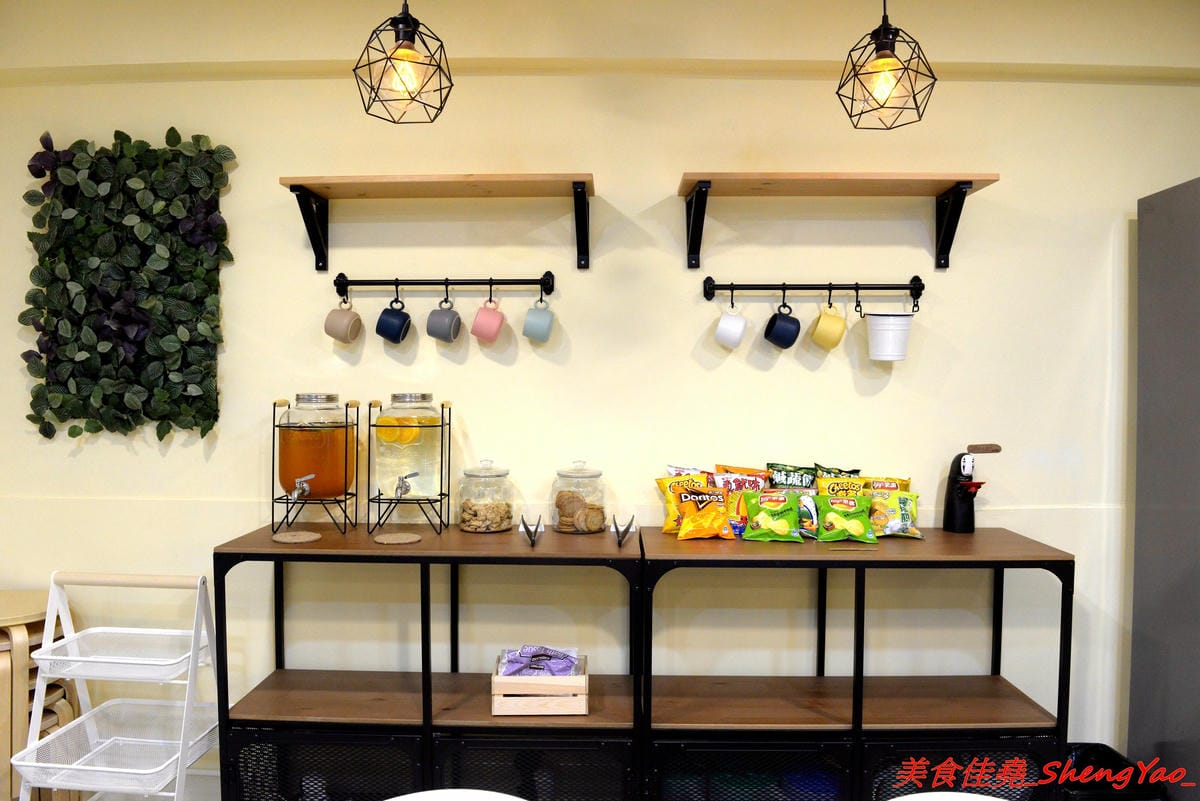 [台中西區]來坐Come Sit – 台中特色咖啡店,賣點是超舒服放鬆的共享空間,和式房區超好拍照,消費方式採入場費制,第一次來的客人加官方LINE現折100元,店內有飲料餅乾無限供應,不限時間可待到打烊