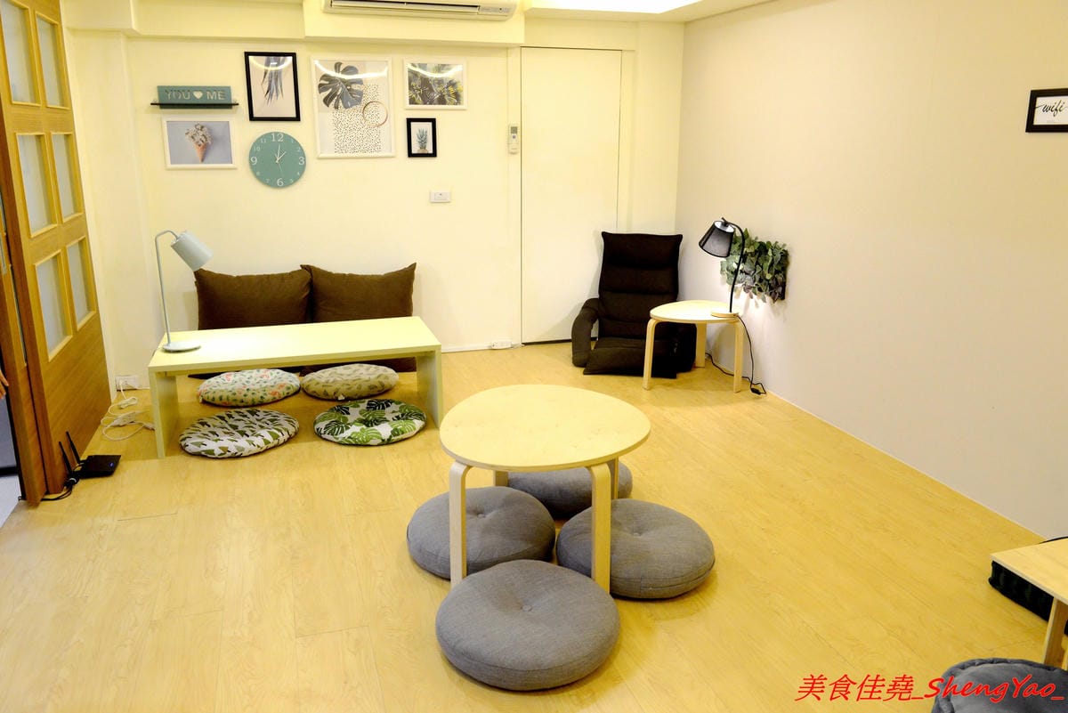 [台中西區]來坐Come Sit – 台中特色咖啡店,賣點是超舒服放鬆的共享空間,和式房區超好拍照,消費方式採入場費制,第一次來的客人加官方LINE現折100元,店內有飲料餅乾無限供應,不限時間可待到打烊