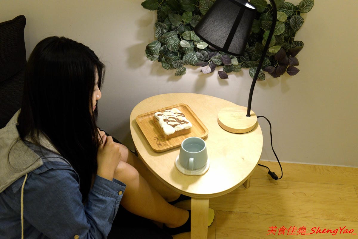 [台中西區]來坐Come Sit – 台中特色咖啡店,賣點是超舒服放鬆的共享空間,和式房區超好拍照,消費方式採入場費制,第一次來的客人加官方LINE現折100元,店內有飲料餅乾無限供應,不限時間可待到打烊