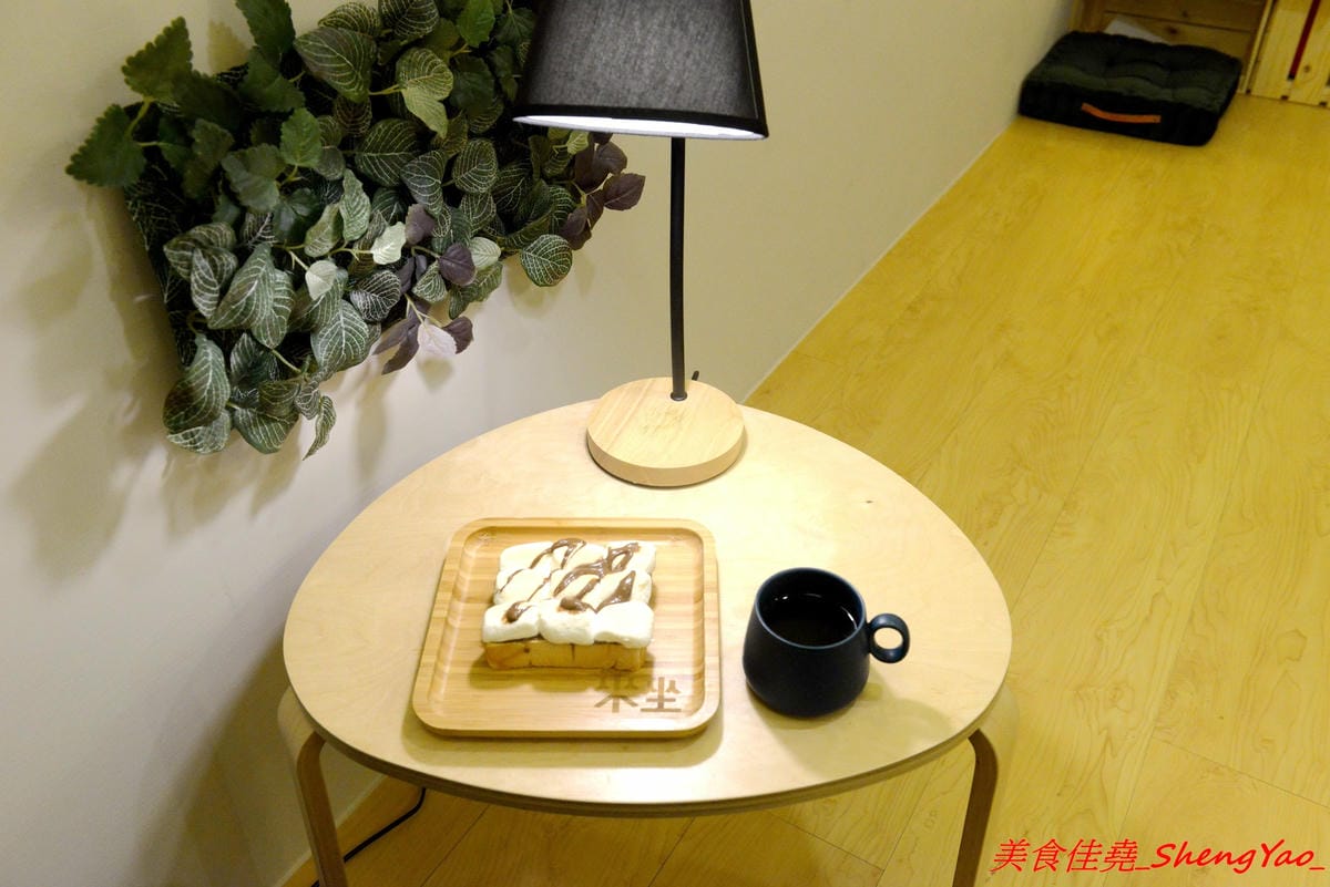 [台中西區]來坐Come Sit – 台中特色咖啡店,賣點是超舒服放鬆的共享空間,和式房區超好拍照,消費方式採入場費制,第一次來的客人加官方LINE現折100元,店內有飲料餅乾無限供應,不限時間可待到打烊