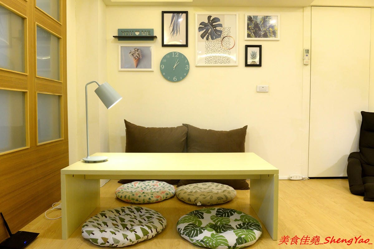 [台中西區]來坐Come Sit – 台中特色咖啡店,賣點是超舒服放鬆的共享空間,和式房區超好拍照,消費方式採入場費制,第一次來的客人加官方LINE現折100元,店內有飲料餅乾無限供應,不限時間可待到打烊