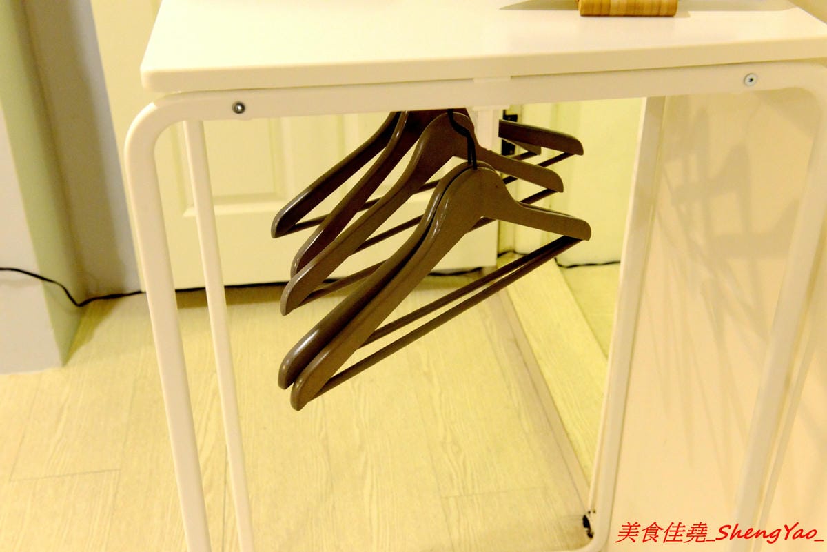 [台中西區]來坐Come Sit – 台中特色咖啡店,賣點是超舒服放鬆的共享空間,和式房區超好拍照,消費方式採入場費制,第一次來的客人加官方LINE現折100元,店內有飲料餅乾無限供應,不限時間可待到打烊