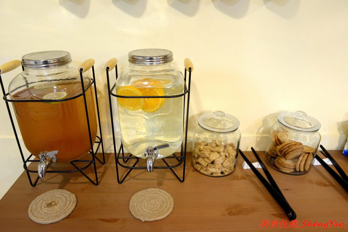 [台中西區]來坐Come Sit – 台中特色咖啡店,賣點是超舒服放鬆的共享空間,和式房區超好拍照,消費方式採入場費制,第一次來的客人加官方LINE現折100元,店內有飲料餅乾無限供應,不限時間可待到打烊