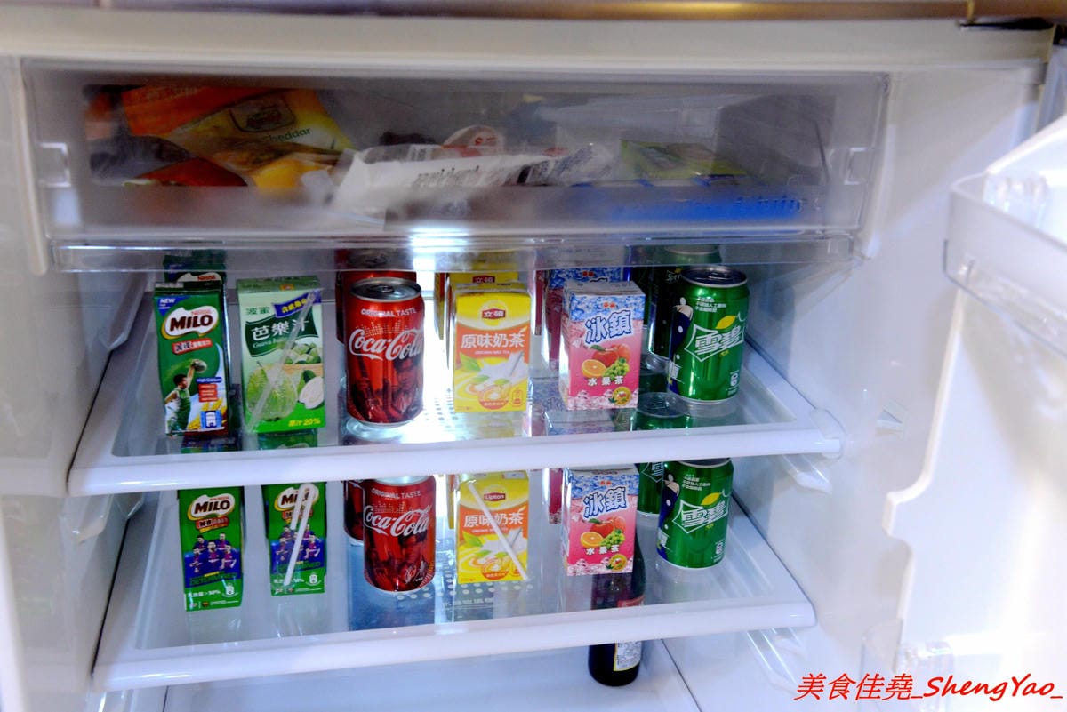 [台中西區]來坐Come Sit – 台中特色咖啡店,賣點是超舒服放鬆的共享空間,和式房區超好拍照,消費方式採入場費制,第一次來的客人加官方LINE現折100元,店內有飲料餅乾無限供應,不限時間可待到打烊