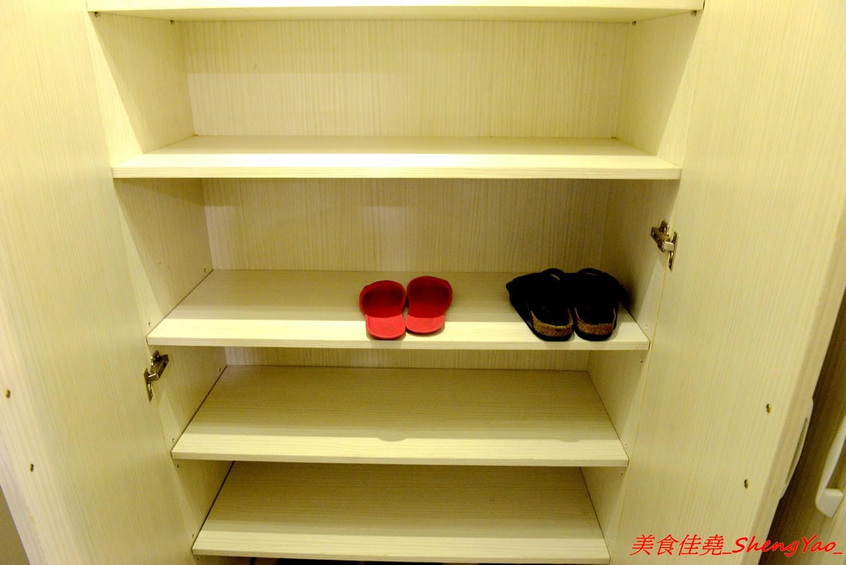 [台中西區]來坐Come Sit – 台中特色咖啡店,賣點是超舒服放鬆的共享空間,和式房區超好拍照,消費方式採入場費制,第一次來的客人加官方LINE現折100元,店內有飲料餅乾無限供應,不限時間可待到打烊