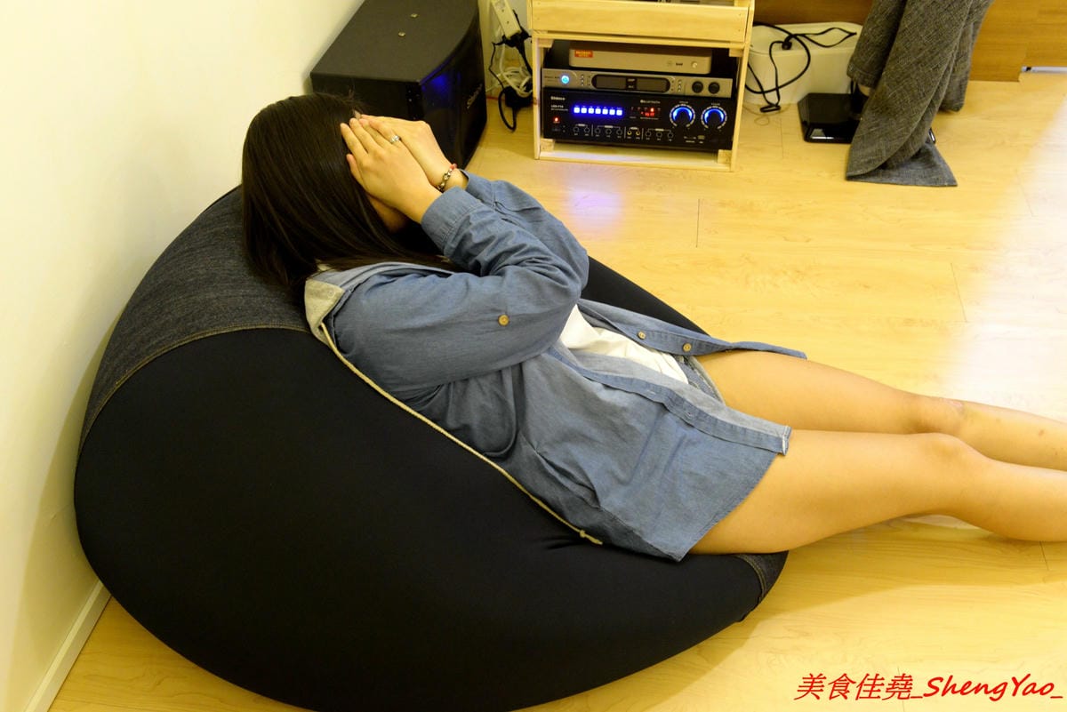 [台中西區]來坐Come Sit – 台中特色咖啡店,賣點是超舒服放鬆的共享空間,和式房區超好拍照,消費方式採入場費制,第一次來的客人加官方LINE現折100元,店內有飲料餅乾無限供應,不限時間可待到打烊