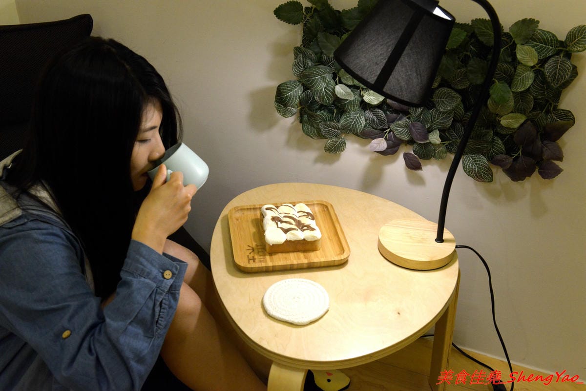 [台中西區]來坐Come Sit – 台中特色咖啡店,賣點是超舒服放鬆的共享空間,和式房區超好拍照,消費方式採入場費制,第一次來的客人加官方LINE現折100元,店內有飲料餅乾無限供應,不限時間可待到打烊