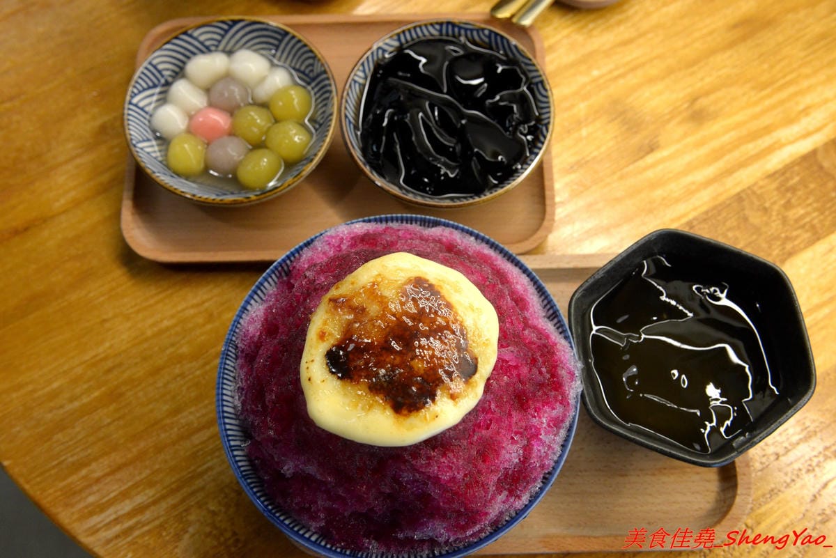 [台中西區]貓起來吃 – 不是貓咖啡而是貓冰店,賣的是日式刨冰,冰品和配料分開還蠻特別的,口味不錯有好吃,百元價格超便宜,店裡有兩隻可愛的店貓,可以一邊吃冰一邊觀看他們一舉一動,非常療癒