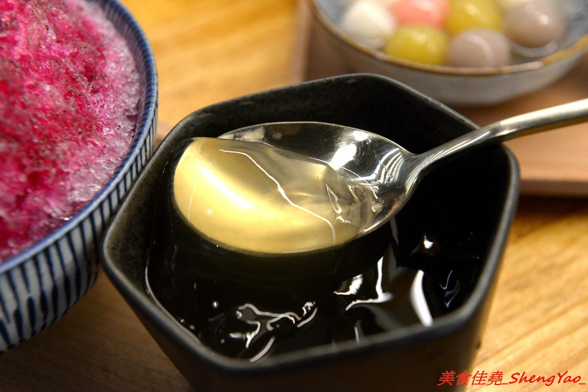 [台中西區]貓起來吃 – 不是貓咖啡而是貓冰店,賣的是日式刨冰,冰品和配料分開還蠻特別的,口味不錯有好吃,百元價格超便宜,店裡有兩隻可愛的店貓,可以一邊吃冰一邊觀看他們一舉一動,非常療癒