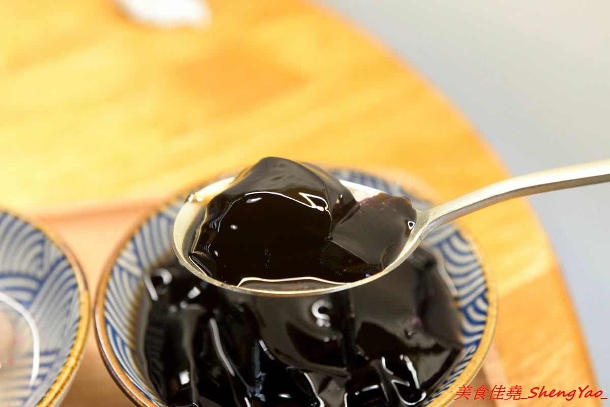 [台中西區]貓起來吃 – 不是貓咖啡而是貓冰店,賣的是日式刨冰,冰品和配料分開還蠻特別的,口味不錯有好吃,百元價格超便宜,店裡有兩隻可愛的店貓,可以一邊吃冰一邊觀看他們一舉一動,非常療癒