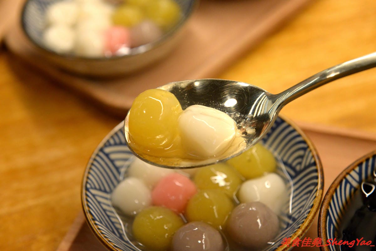 [台中西區]貓起來吃 – 不是貓咖啡而是貓冰店,賣的是日式刨冰,冰品和配料分開還蠻特別的,口味不錯有好吃,百元價格超便宜,店裡有兩隻可愛的店貓,可以一邊吃冰一邊觀看他們一舉一動,非常療癒