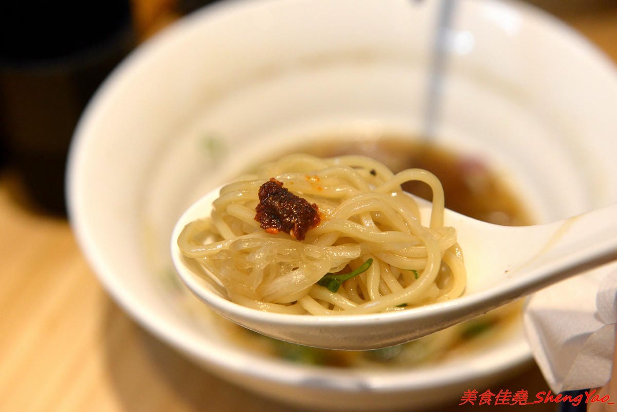 [台中太平]激勵軒 – 太平新開的雞湯系拉麵專門店,狸匠拉麵新品牌,店內拉麵湯頭均使用雞去做熬製,叉燒也是雞叉燒,每種湯頭口味各有特色,對應配料也都不同,食材運用極具創意,不只是拉麵也是