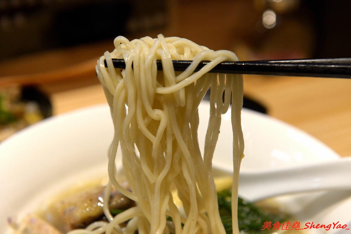 [台中太平]激勵軒 – 太平新開的雞湯系拉麵專門店,狸匠拉麵新品牌,店內拉麵湯頭均使用雞去做熬製,叉燒也是雞叉燒,每種湯頭口味各有特色,對應配料也都不同,食材運用極具創意,不只是拉麵也是