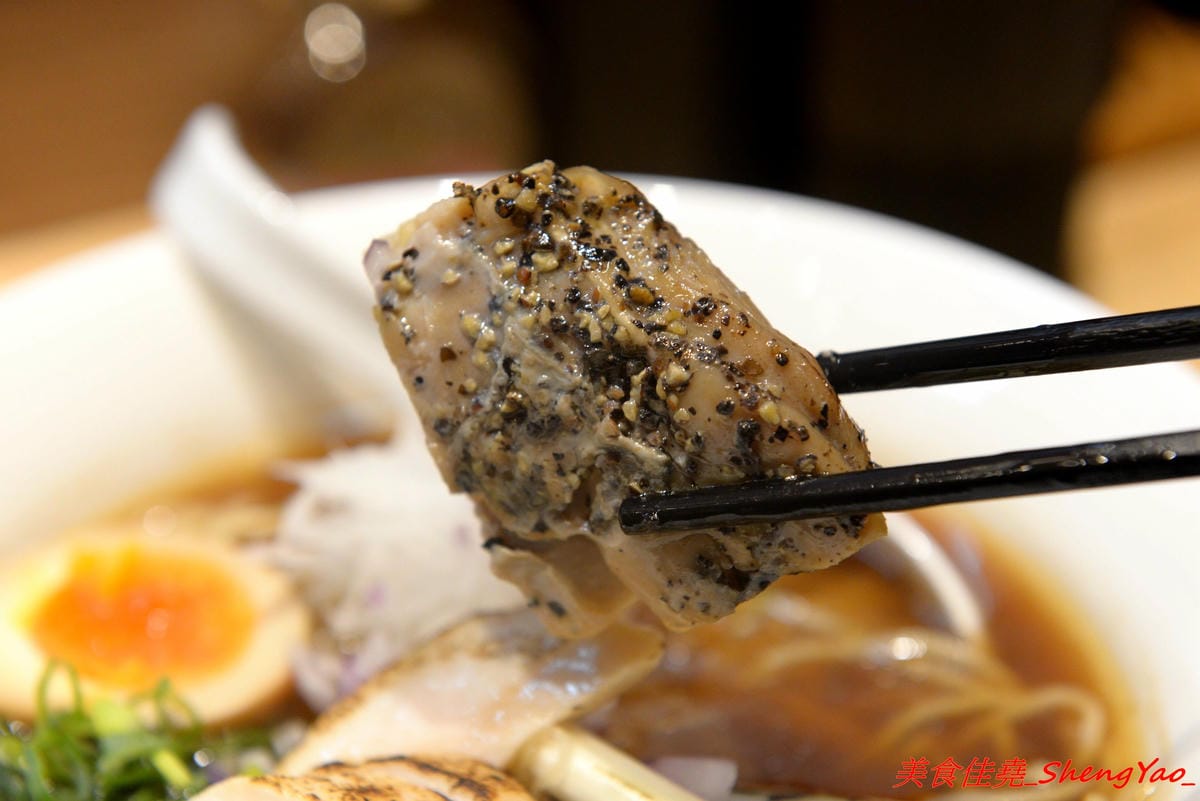 [台中太平]激勵軒 – 太平新開的雞湯系拉麵專門店,狸匠拉麵新品牌,店內拉麵湯頭均使用雞去做熬製,叉燒也是雞叉燒,每種湯頭口味各有特色,對應配料也都不同,食材運用極具創意,不只是拉麵也是