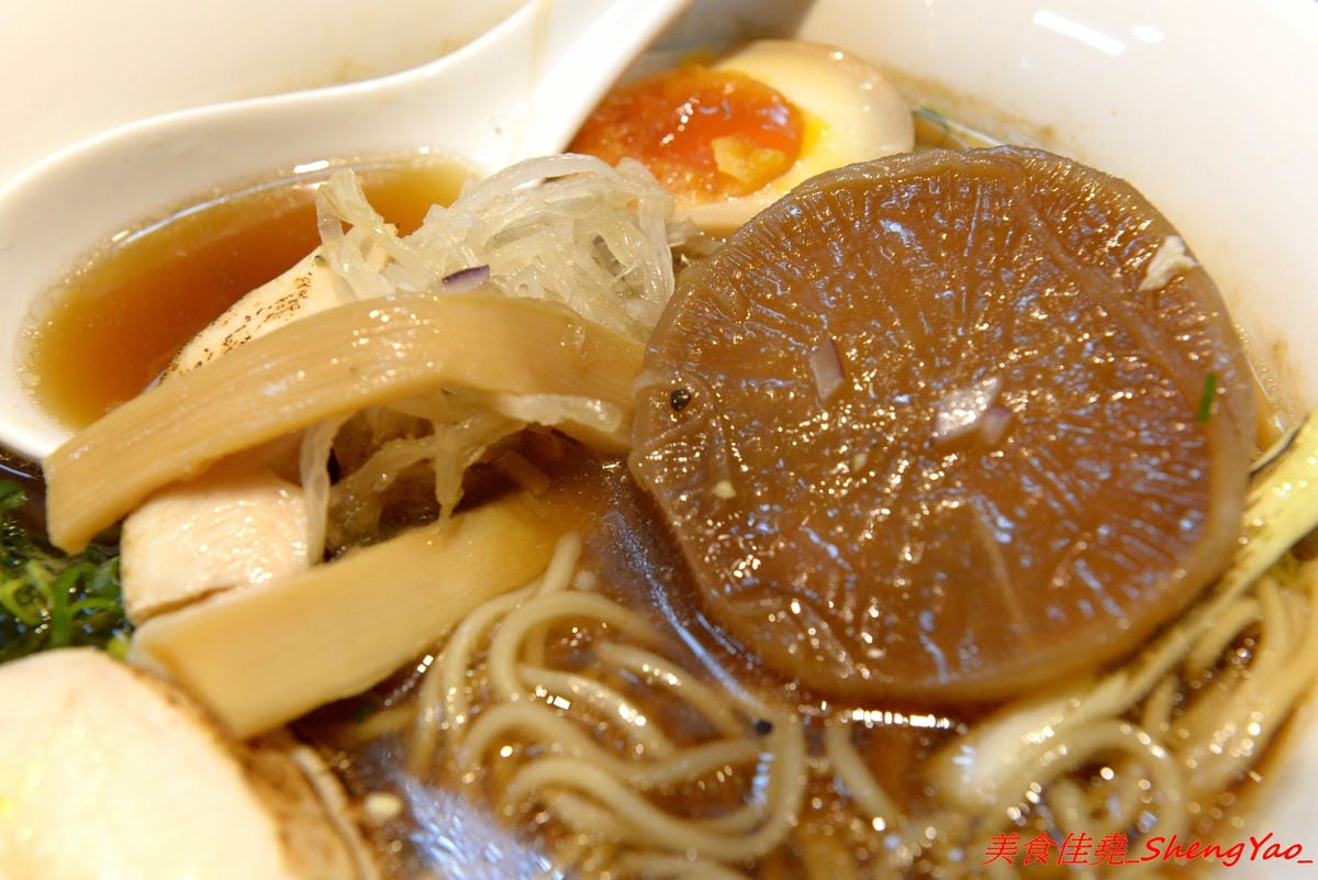 [台中太平]激勵軒 – 太平新開的雞湯系拉麵專門店,狸匠拉麵新品牌,店內拉麵湯頭均使用雞去做熬製,叉燒也是雞叉燒,每種湯頭口味各有特色,對應配料也都不同,食材運用極具創意,不只是拉麵也是