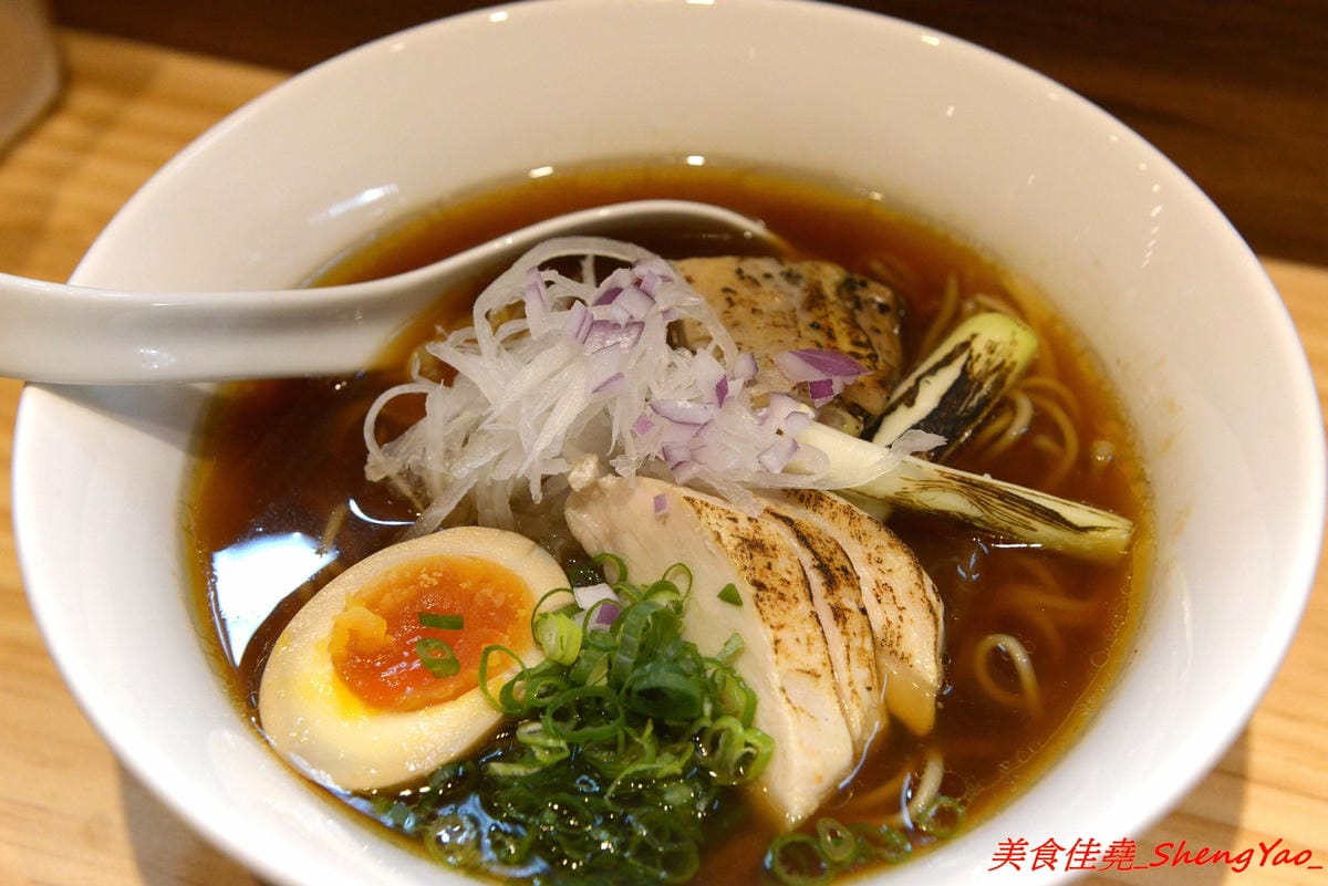 [台中太平]激勵軒 – 太平新開的雞湯系拉麵專門店,狸匠拉麵新品牌,店內拉麵湯頭均使用雞去做熬製,叉燒也是雞叉燒,每種湯頭口味各有特色,對應配料也都不同,食材運用極具創意,不只是拉麵也是