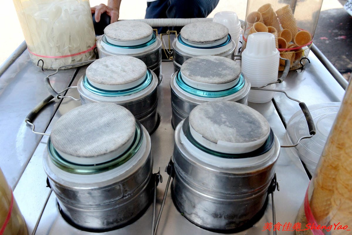 [台中清水]叭咘冰淇淋爺爺 – 在地清水人一定都知道的傳奇冰淇淋爺爺,在清水賣了已經快40年,1球10元的冰淇淋看似平凡無奇,卻帶給許多人滿滿的回憶,大推花生、香檳口味。(夏天賣冰淇淋、冬天