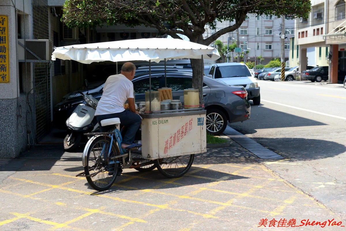 [台中清水]叭咘冰淇淋爺爺 – 在地清水人一定都知道的傳奇冰淇淋爺爺,在清水賣了已經快40年,1球10元的冰淇淋看似平凡無奇,卻帶給許多人滿滿的回憶,大推花生、香檳口味。(夏天賣冰淇淋、冬天