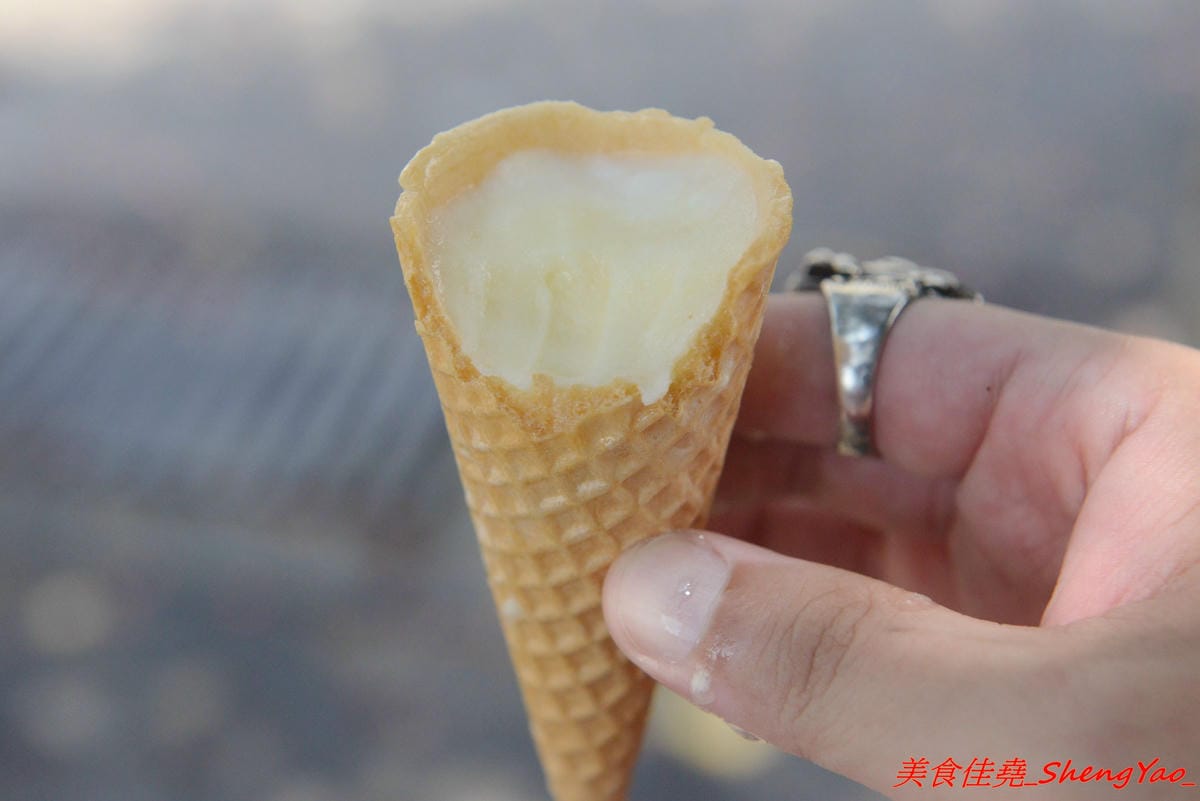 [台中清水]叭咘冰淇淋爺爺 – 在地清水人一定都知道的傳奇冰淇淋爺爺,在清水賣了已經快40年,1球10元的冰淇淋看似平凡無奇,卻帶給許多人滿滿的回憶,大推花生、香檳口味。(夏天賣冰淇淋、冬天