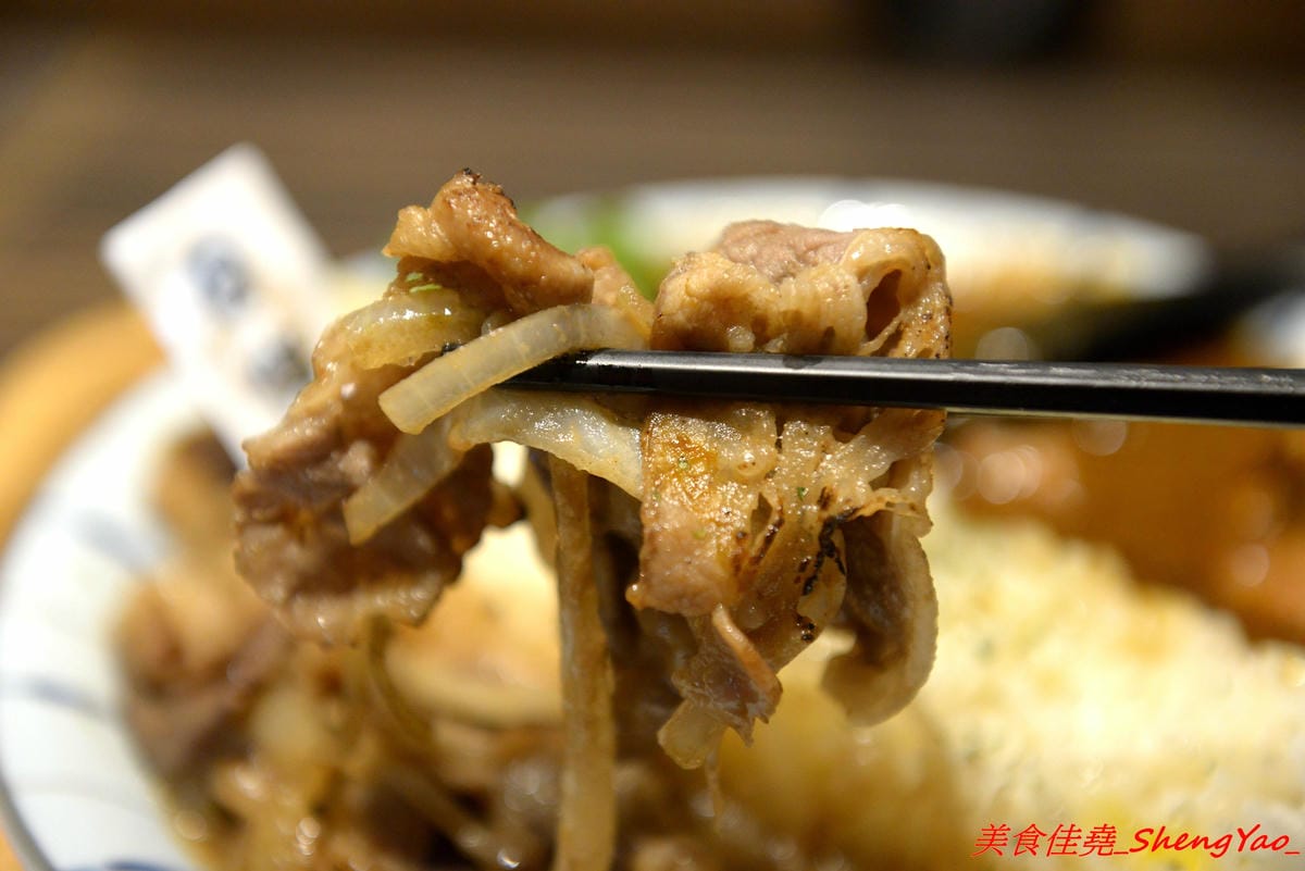 [台中北區]日伴.飯 – 永興街新開的深夜食堂,老闆是三個小鮮肉帥哥,餐點主打牛丼和咖哩,料理蠻用心的,那個爆漿起司豚肉水波蛋咖哩飯真的很邪惡 !! 每天只賣4小時,提早賣完提早收攤。
