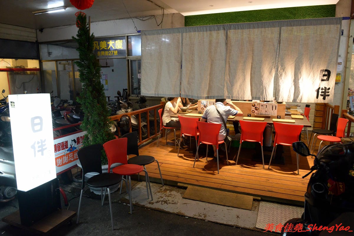 [台中北區]日伴.飯 – 永興街新開的深夜食堂,老闆是三個小鮮肉帥哥,餐點主打牛丼和咖哩,料理蠻用心的,那個爆漿起司豚肉水波蛋咖哩飯真的很邪惡 !! 每天只賣4小時,提早賣完提早收攤。