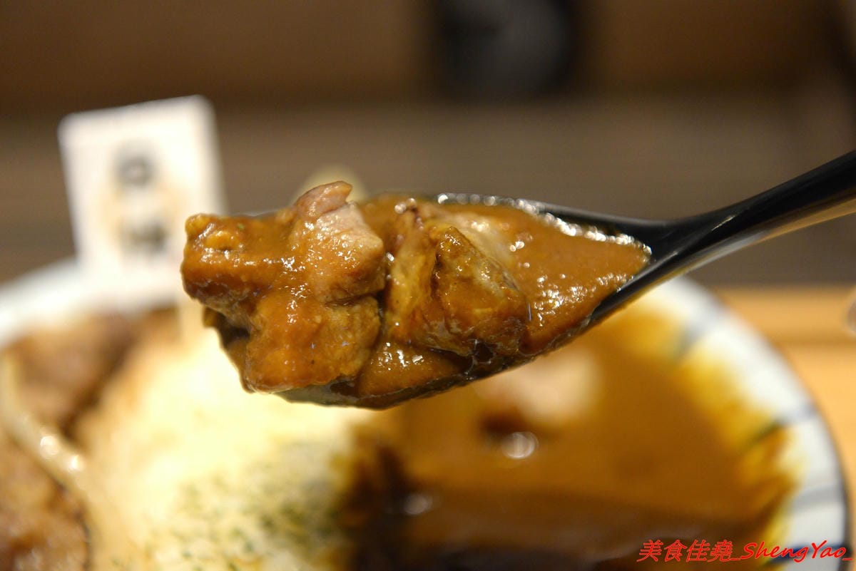 [台中北區]日伴.飯 – 永興街新開的深夜食堂,老闆是三個小鮮肉帥哥,餐點主打牛丼和咖哩,料理蠻用心的,那個爆漿起司豚肉水波蛋咖哩飯真的很邪惡 !! 每天只賣4小時,提早賣完提早收攤。