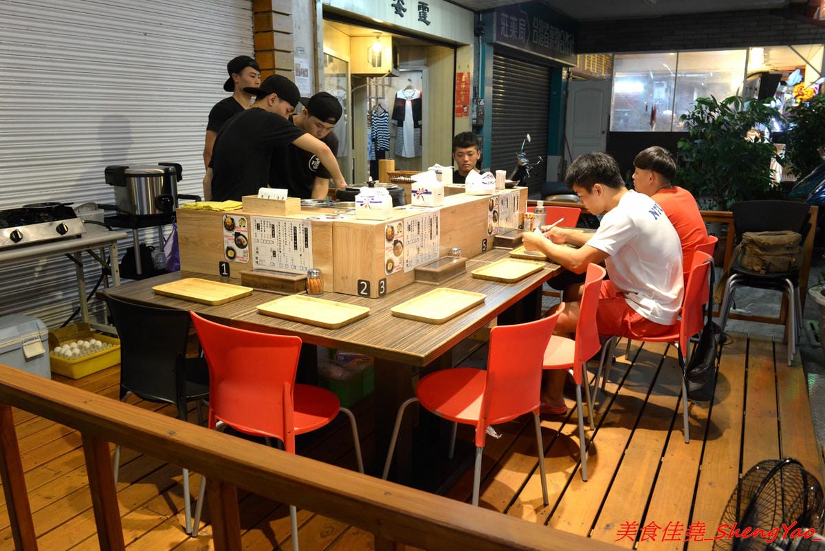 [台中北區]日伴.飯 – 永興街新開的深夜食堂,老闆是三個小鮮肉帥哥,餐點主打牛丼和咖哩,料理蠻用心的,那個爆漿起司豚肉水波蛋咖哩飯真的很邪惡 !! 每天只賣4小時,提早賣完提早收攤。