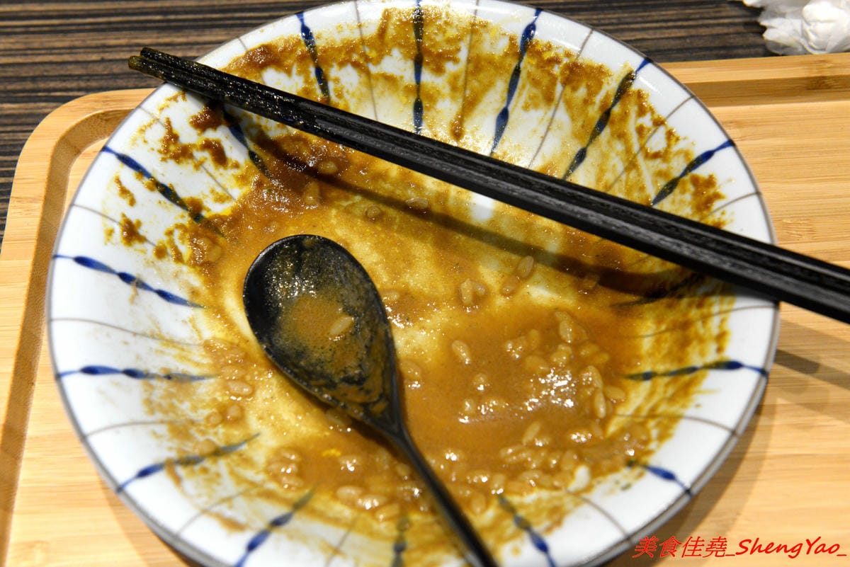 [台中北區]日伴.飯 – 永興街新開的深夜食堂,老闆是三個小鮮肉帥哥,餐點主打牛丼和咖哩,料理蠻用心的,那個爆漿起司豚肉水波蛋咖哩飯真的很邪惡 !! 每天只賣4小時,提早賣完提早收攤。