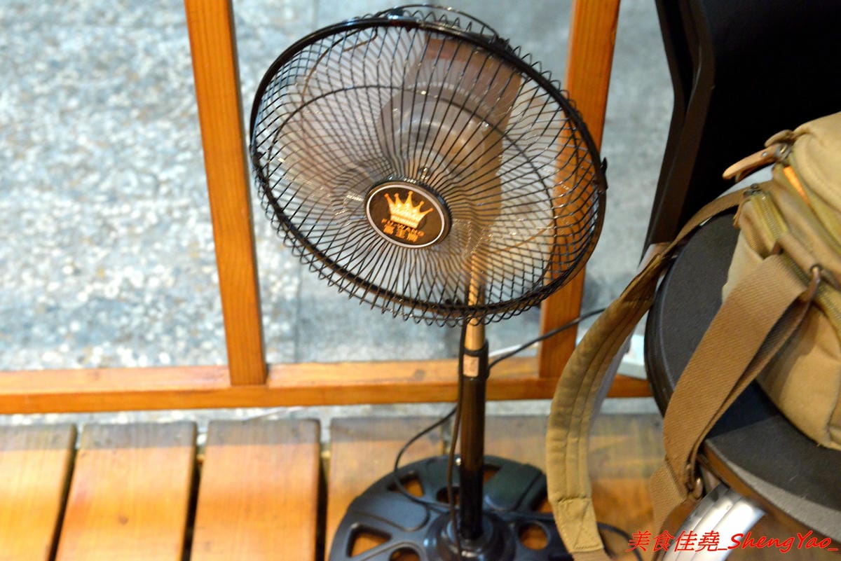 [台中北區]日伴.飯 – 永興街新開的深夜食堂,老闆是三個小鮮肉帥哥,餐點主打牛丼和咖哩,料理蠻用心的,那個爆漿起司豚肉水波蛋咖哩飯真的很邪惡 !! 每天只賣4小時,提早賣完提早收攤。