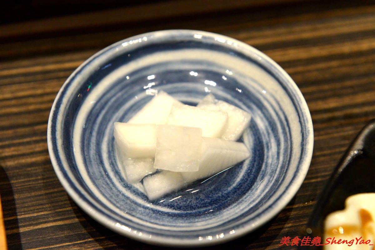 [台中北區]日伴.飯 – 永興街新開的深夜食堂,老闆是三個小鮮肉帥哥,餐點主打牛丼和咖哩,料理蠻用心的,那個爆漿起司豚肉水波蛋咖哩飯真的很邪惡 !! 每天只賣4小時,提早賣完提早收攤。