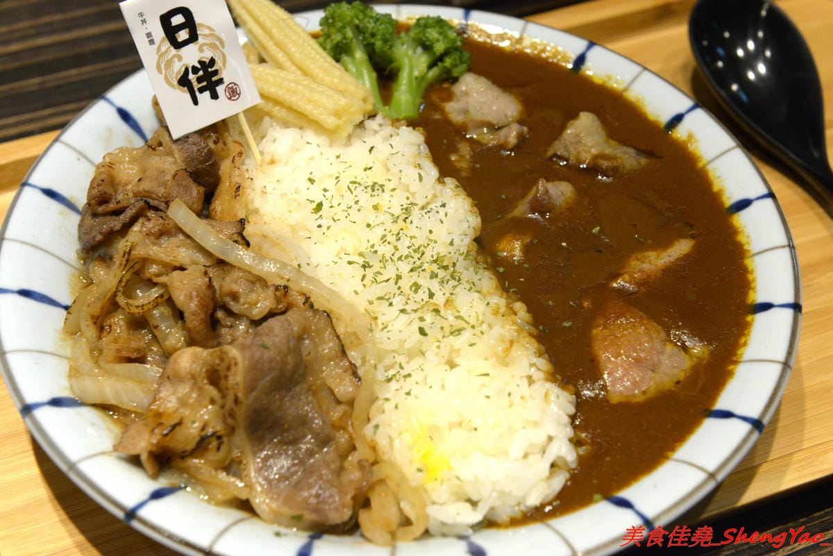 [台中北區]日伴.飯 – 永興街新開的深夜食堂,老闆是三個小鮮肉帥哥,餐點主打牛丼和咖哩,料理蠻用心的,那個爆漿起司豚肉水波蛋咖哩飯真的很邪惡 !! 每天只賣4小時,提早賣完提早收攤。