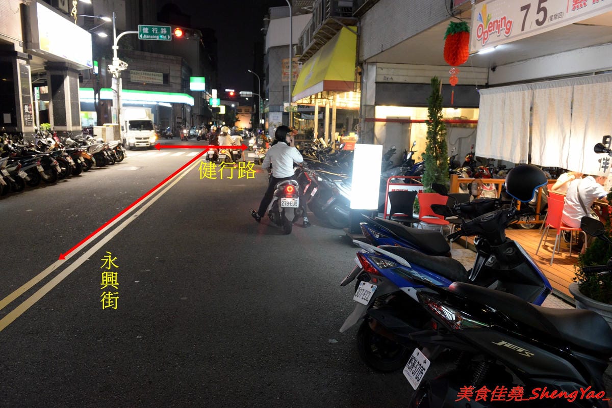 [台中北區]日伴.飯 – 永興街新開的深夜食堂,老闆是三個小鮮肉帥哥,餐點主打牛丼和咖哩,料理蠻用心的,那個爆漿起司豚肉水波蛋咖哩飯真的很邪惡 !! 每天只賣4小時,提早賣完提早收攤。