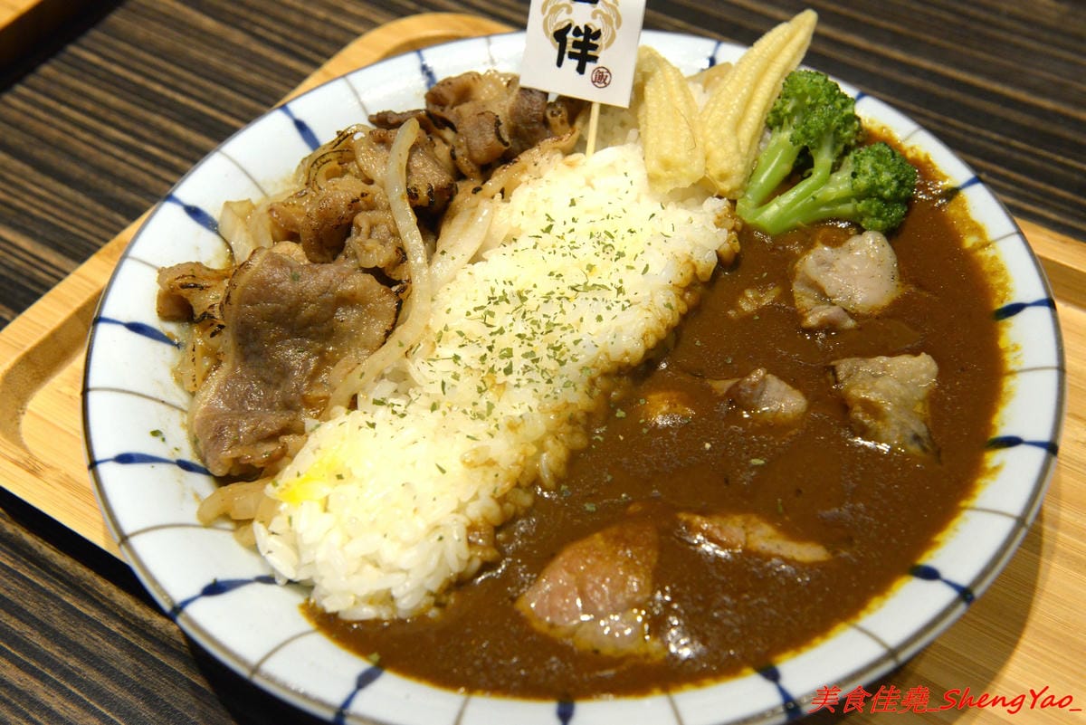 [台中北區]日伴.飯 – 永興街新開的深夜食堂,老闆是三個小鮮肉帥哥,餐點主打牛丼和咖哩,料理蠻用心的,那個爆漿起司豚肉水波蛋咖哩飯真的很邪惡 !! 每天只賣4小時,提早賣完提早收攤。