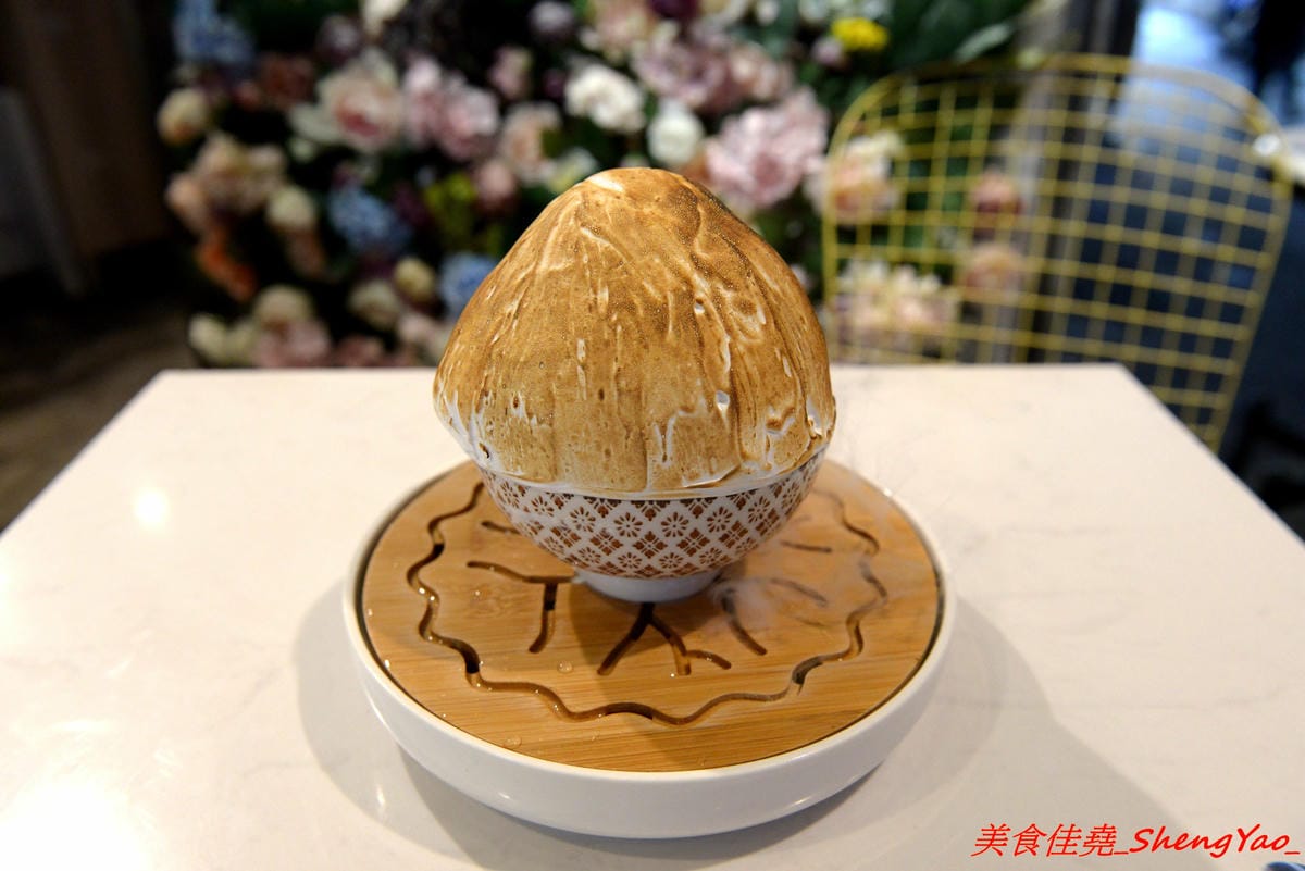 [基隆仁愛]著迷 Ice Galaxy – 基隆廟口必吃火紅冰店,搬家後生意依舊超好,冰品種類繁多,好看好拍又好吃,新品仙境芒果火鍋造型超級浮誇,邊吃還邊冒煙,女店長神正,根本明星等級顏值。