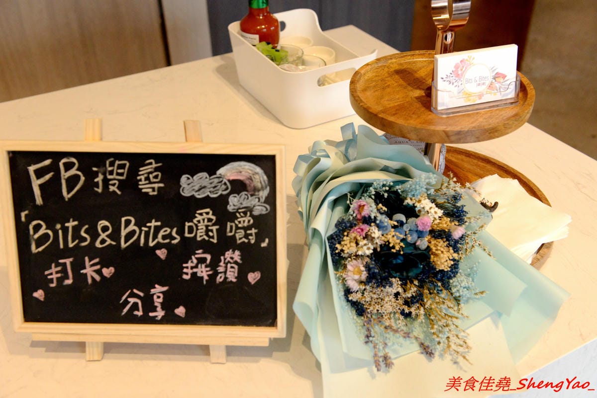 [台中北區]嚼嚼 bits & bites – 台中新開的網美風早午餐,柔美粉色系裝潢,主攻女性消費客群,餐點中價位,口味見仁見智,薑黃脆皮雞義大利麵好吃推薦,篤行國小後方。