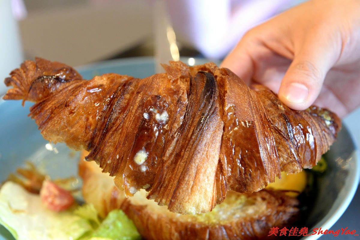[台中北區]嚼嚼 bits & bites – 台中新開的網美風早午餐,柔美粉色系裝潢,主攻女性消費客群,餐點中價位,口味見仁見智,薑黃脆皮雞義大利麵好吃推薦,篤行國小後方。
