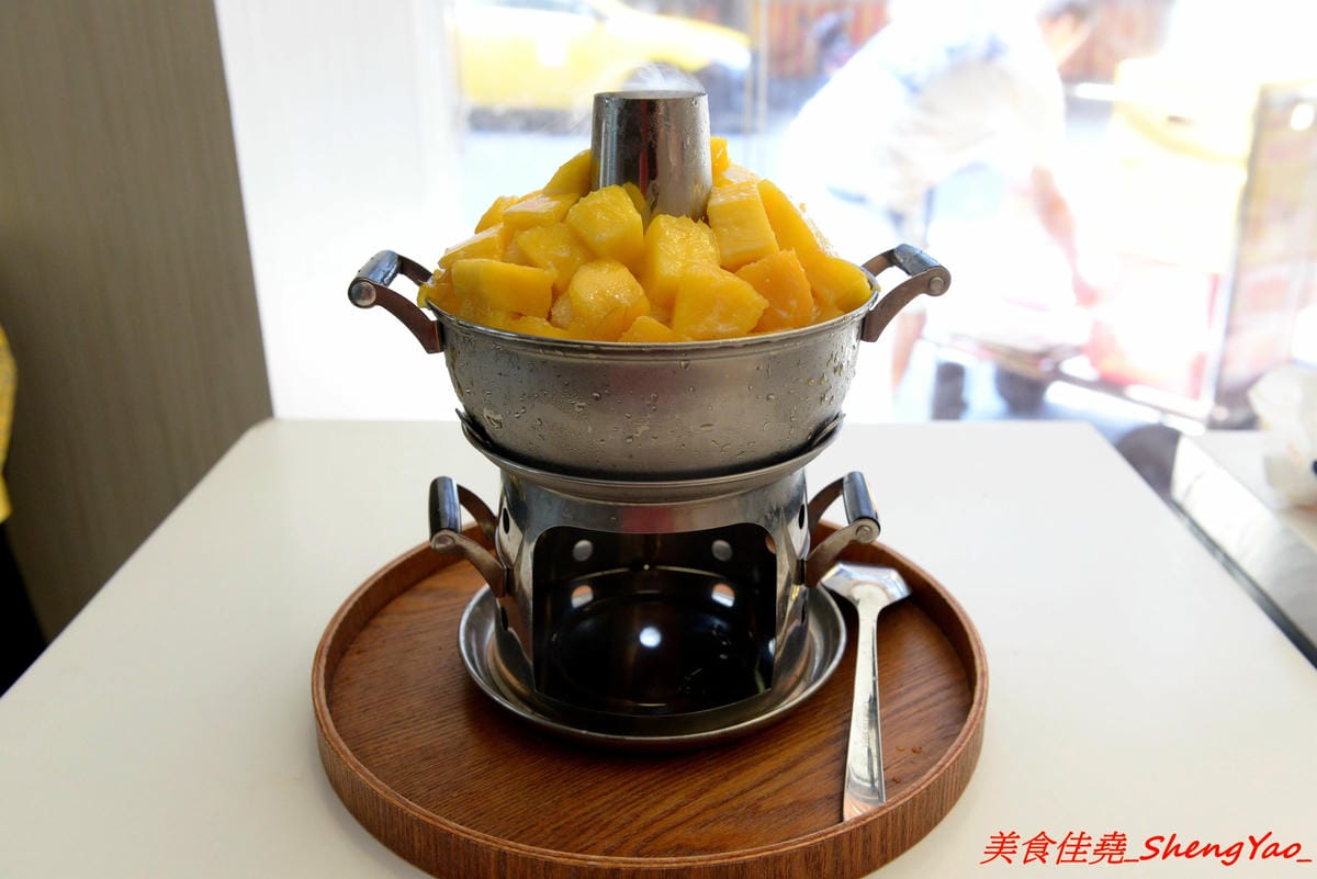 [基隆仁愛]著迷 Ice Galaxy – 基隆廟口必吃火紅冰店,搬家後生意依舊超好,冰品種類繁多,好看好拍又好吃,新品仙境芒果火鍋造型超級浮誇,邊吃還邊冒煙,女店長神正,根本明星等級顏值。