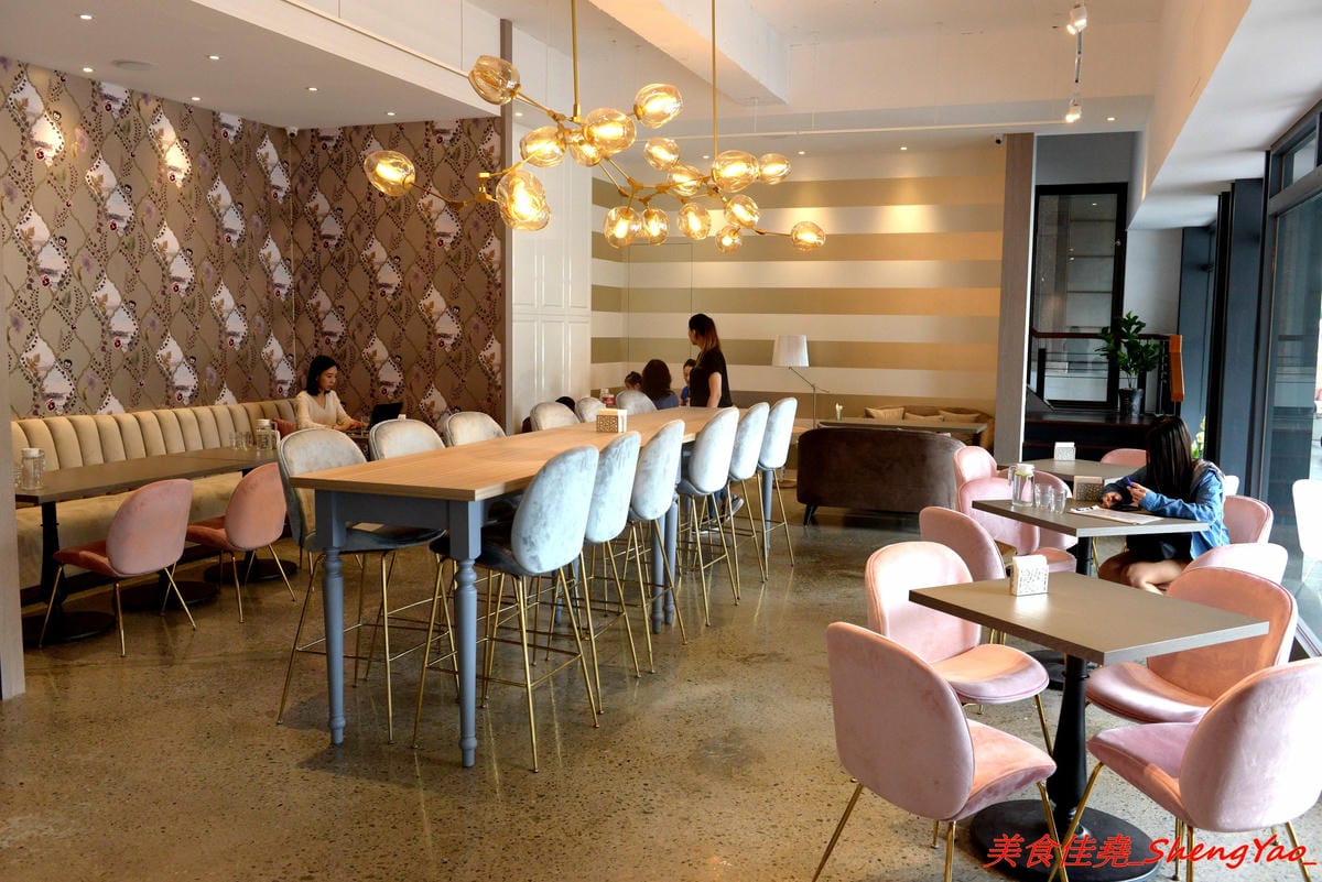 [台中北區]嚼嚼 bits & bites – 台中新開的網美風早午餐,柔美粉色系裝潢,主攻女性消費客群,餐點中價位,口味見仁見智,薑黃脆皮雞義大利麵好吃推薦,篤行國小後方。