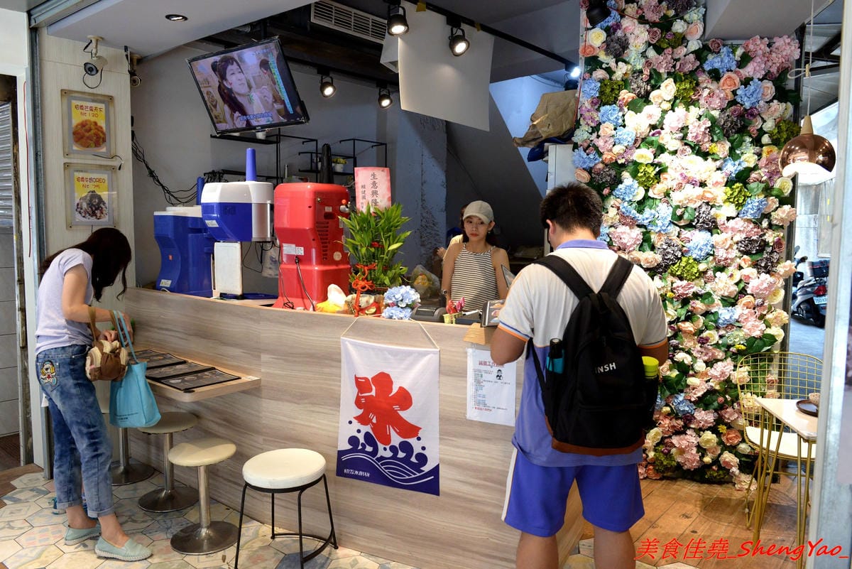 [基隆仁愛]著迷 Ice Galaxy – 基隆廟口必吃火紅冰店,搬家後生意依舊超好,冰品種類繁多,好看好拍又好吃,新品仙境芒果火鍋造型超級浮誇,邊吃還邊冒煙,女店長神正,根本明星等級顏值。