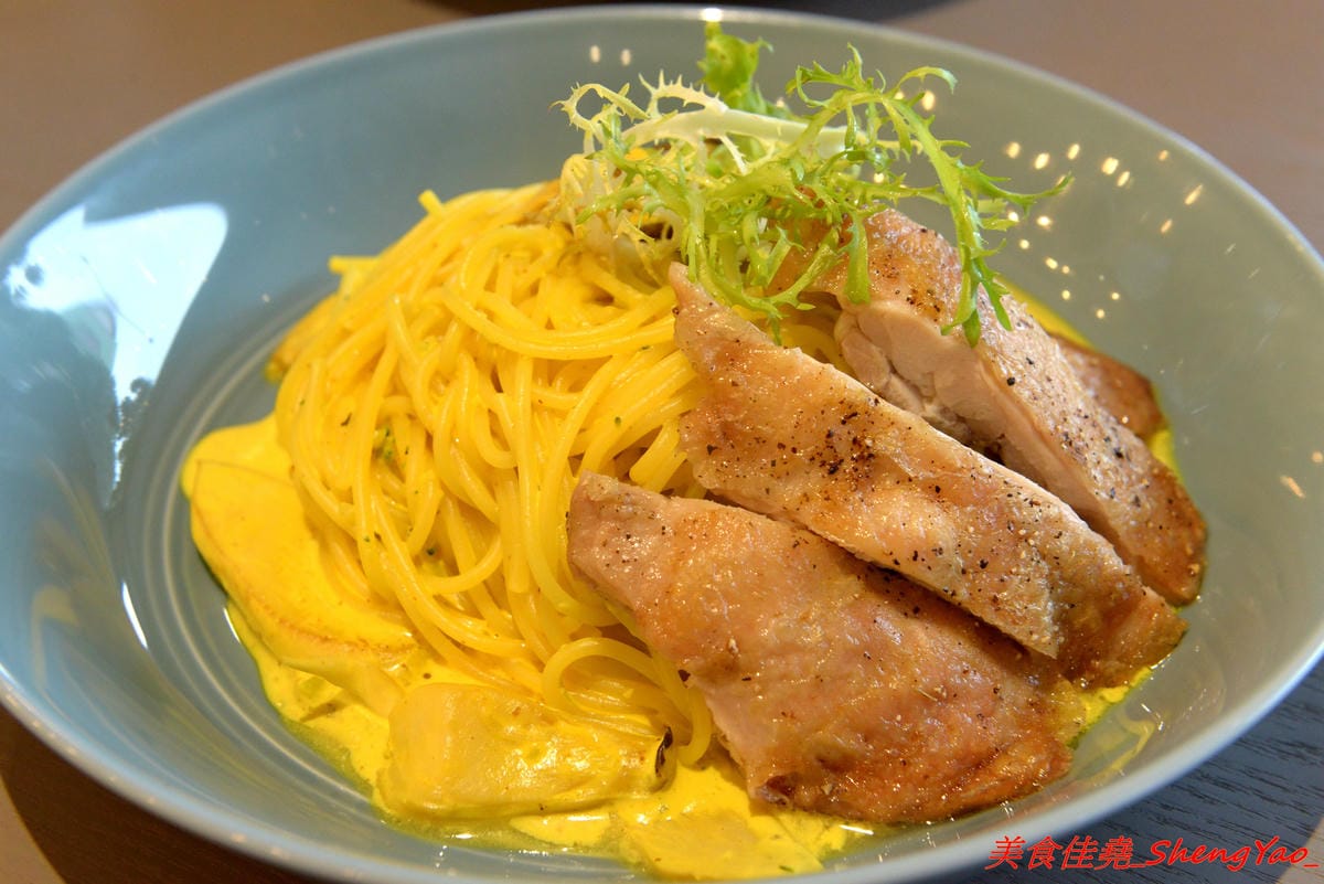 [台中北區]嚼嚼 bits & bites – 台中新開的網美風早午餐,柔美粉色系裝潢,主攻女性消費客群,餐點中價位,口味見仁見智,薑黃脆皮雞義大利麵好吃推薦,篤行國小後方。