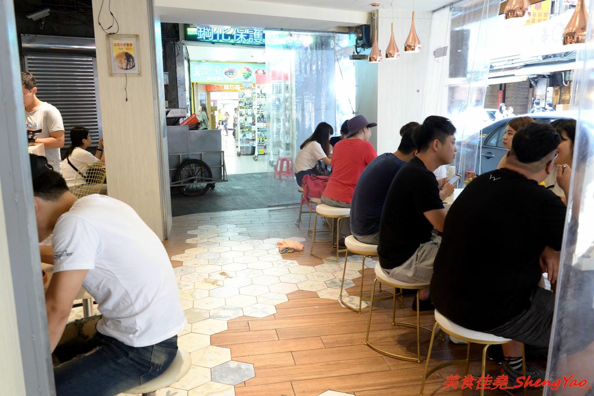 [基隆仁愛]著迷 Ice Galaxy – 基隆廟口必吃火紅冰店,搬家後生意依舊超好,冰品種類繁多,好看好拍又好吃,新品仙境芒果火鍋造型超級浮誇,邊吃還邊冒煙,女店長神正,根本明星等級顏值。