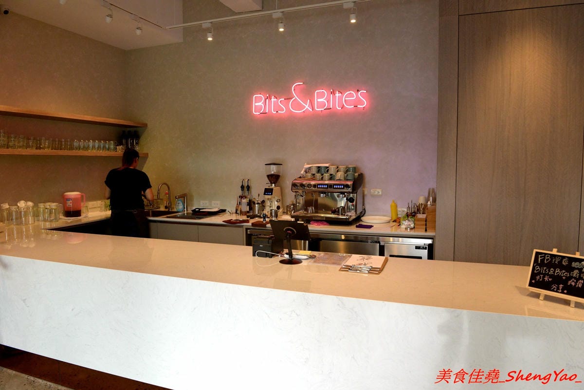 [台中北區]嚼嚼 bits & bites – 台中新開的網美風早午餐,柔美粉色系裝潢,主攻女性消費客群,餐點中價位,口味見仁見智,薑黃脆皮雞義大利麵好吃推薦,篤行國小後方。