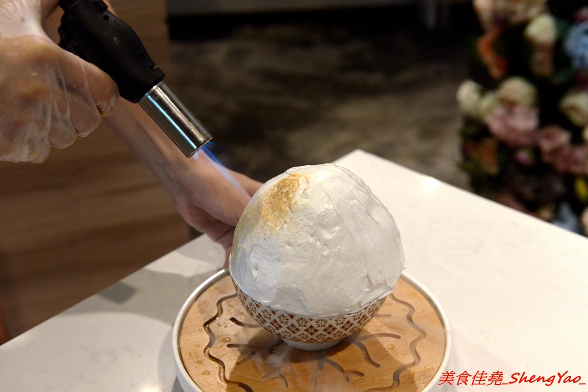 [基隆仁愛]著迷 Ice Galaxy – 基隆廟口必吃火紅冰店,搬家後生意依舊超好,冰品種類繁多,好看好拍又好吃,新品仙境芒果火鍋造型超級浮誇,邊吃還邊冒煙,女店長神正,根本明星等級顏值。