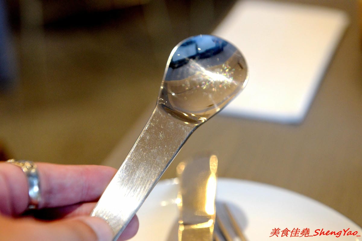 [台中北區]嚼嚼 bits & bites – 台中新開的網美風早午餐,柔美粉色系裝潢,主攻女性消費客群,餐點中價位,口味見仁見智,薑黃脆皮雞義大利麵好吃推薦,篤行國小後方。