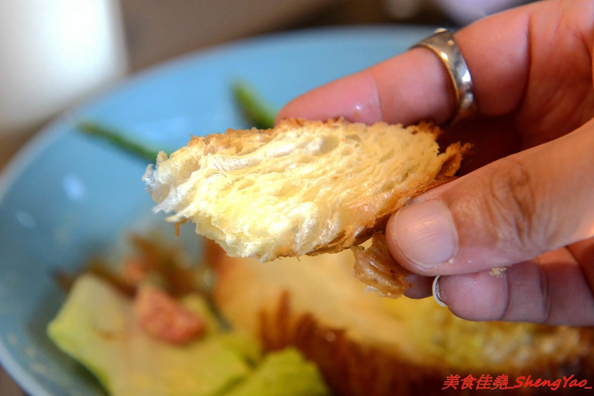 [台中北區]嚼嚼 bits & bites – 台中新開的網美風早午餐,柔美粉色系裝潢,主攻女性消費客群,餐點中價位,口味見仁見智,薑黃脆皮雞義大利麵好吃推薦,篤行國小後方。