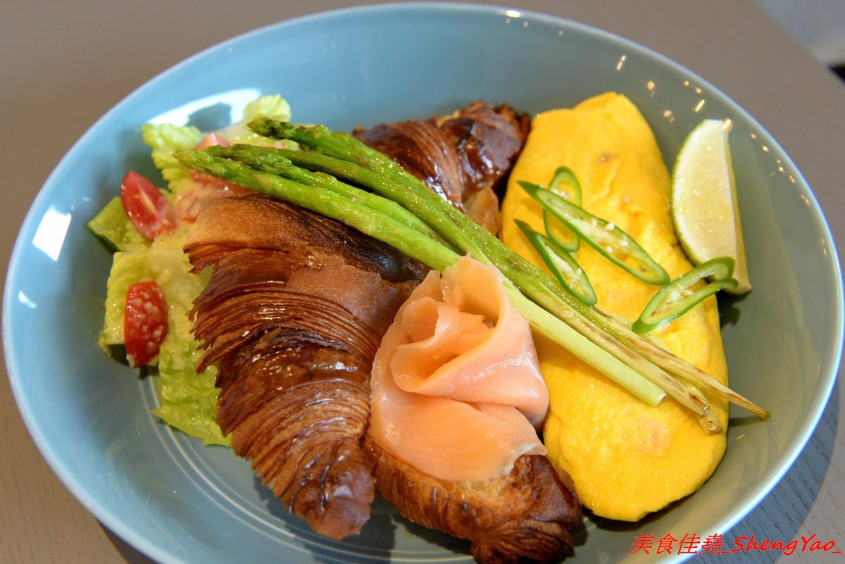 [台中北區]嚼嚼 bits & bites – 台中新開的網美風早午餐,柔美粉色系裝潢,主攻女性消費客群,餐點中價位,口味見仁見智,薑黃脆皮雞義大利麵好吃推薦,篤行國小後方。
