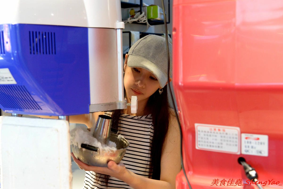 [基隆仁愛]著迷 Ice Galaxy – 基隆廟口必吃火紅冰店,搬家後生意依舊超好,冰品種類繁多,好看好拍又好吃,新品仙境芒果火鍋造型超級浮誇,邊吃還邊冒煙,女店長神正,根本明星等級顏值。