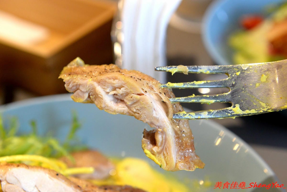 [台中北區]嚼嚼 bits & bites – 台中新開的網美風早午餐,柔美粉色系裝潢,主攻女性消費客群,餐點中價位,口味見仁見智,薑黃脆皮雞義大利麵好吃推薦,篤行國小後方。