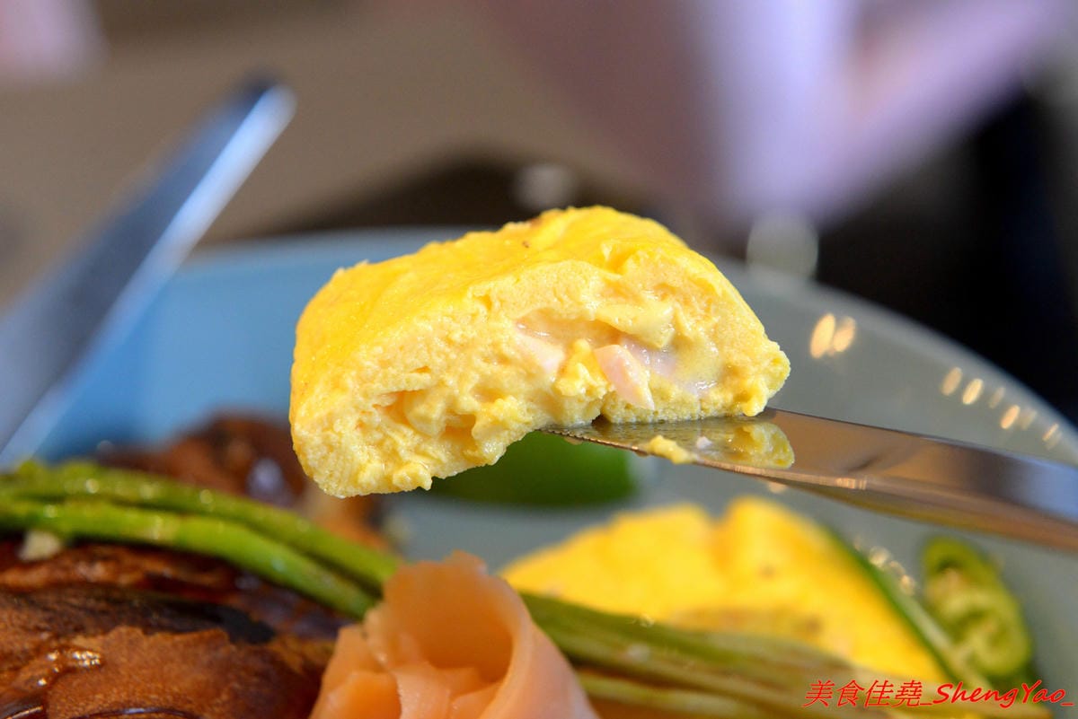 [台中北區]嚼嚼 bits & bites – 台中新開的網美風早午餐,柔美粉色系裝潢,主攻女性消費客群,餐點中價位,口味見仁見智,薑黃脆皮雞義大利麵好吃推薦,篤行國小後方。