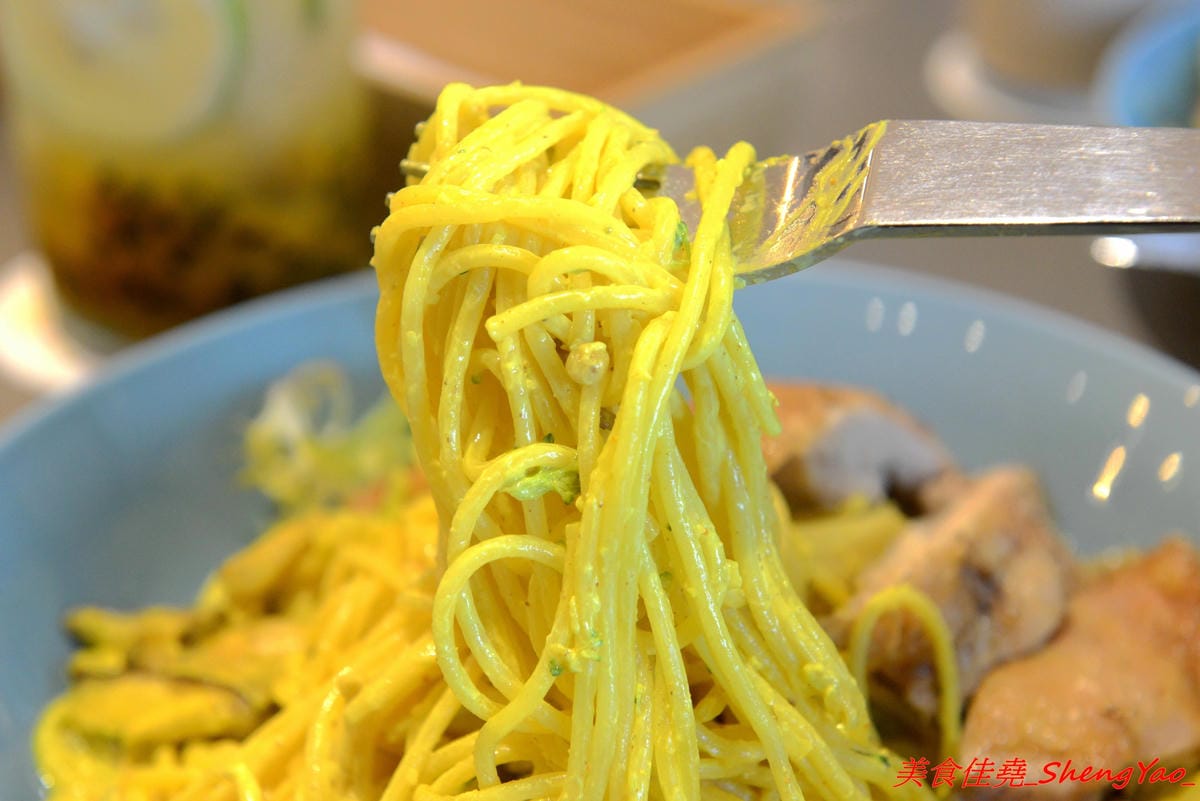 [台中北區]嚼嚼 bits & bites – 台中新開的網美風早午餐,柔美粉色系裝潢,主攻女性消費客群,餐點中價位,口味見仁見智,薑黃脆皮雞義大利麵好吃推薦,篤行國小後方。